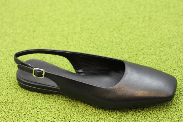 Womens Delia Pump - Black Leather Side Angle View