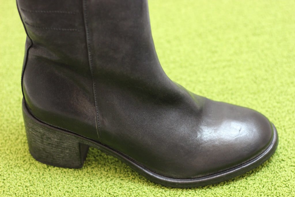 Women's 72401C Zip Boot - Black Calf Side Angle View