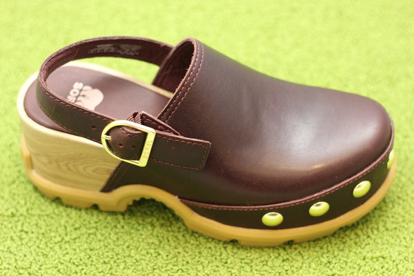 Women's Roam'n Clog- Redwood Leather Side Angle View
