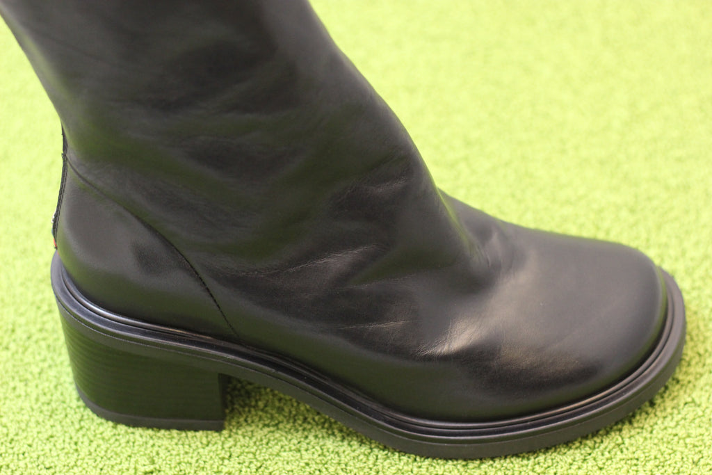 Women's Noe16 Boot - Black Calf Side Angle View
