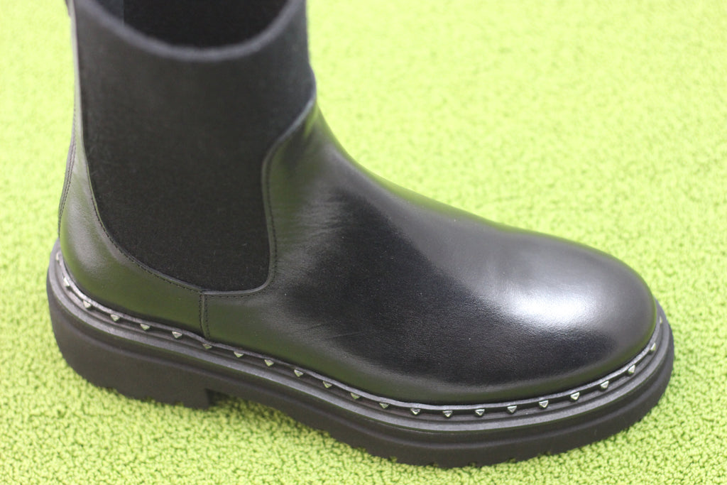 Women's 20289 Chelsea Boot - Black Leather Side Angle View