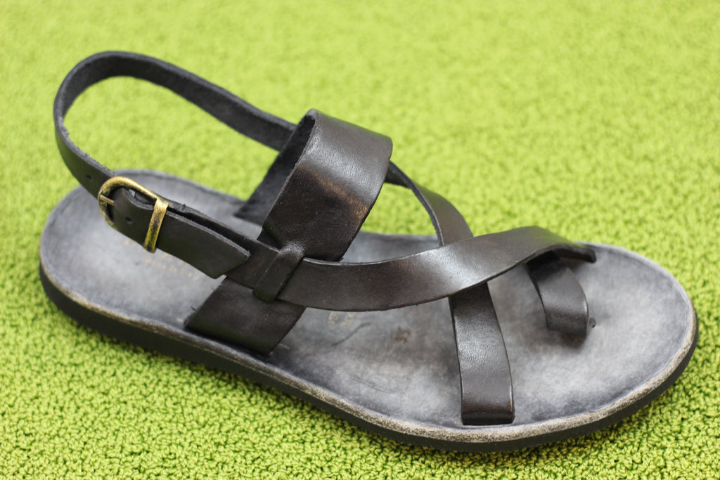 Brador Women's 34723 Toe Thong Sandal - Black Leather Side Angle View