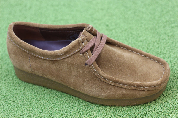 Women's Wallabee - Cola Suede Side Angle View