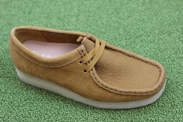 Women's Wallabee - Oakmoss Nubuck Side Angle View