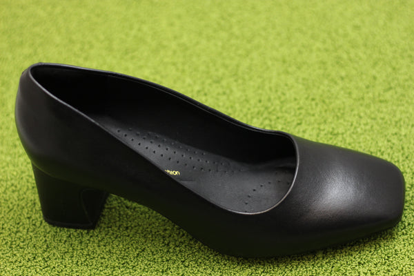 Women's Fernie Court Pump - Black Leather Side Angle View