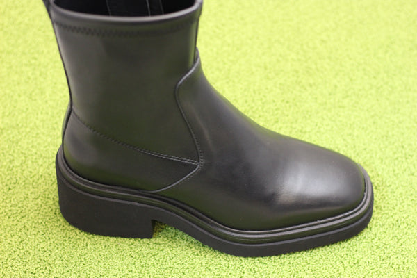Women's 22240 Play Zip Boot - Black Leather Side Angle View