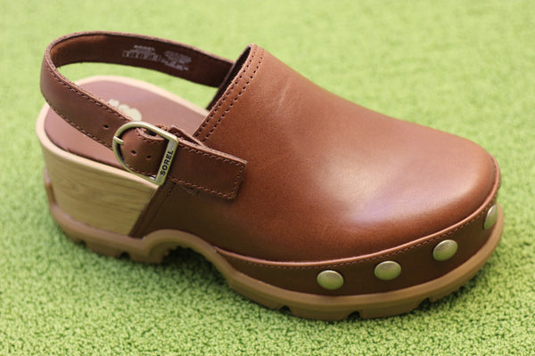 Women's Roam'n Clog- Dark Auburn Leather Side Angle View