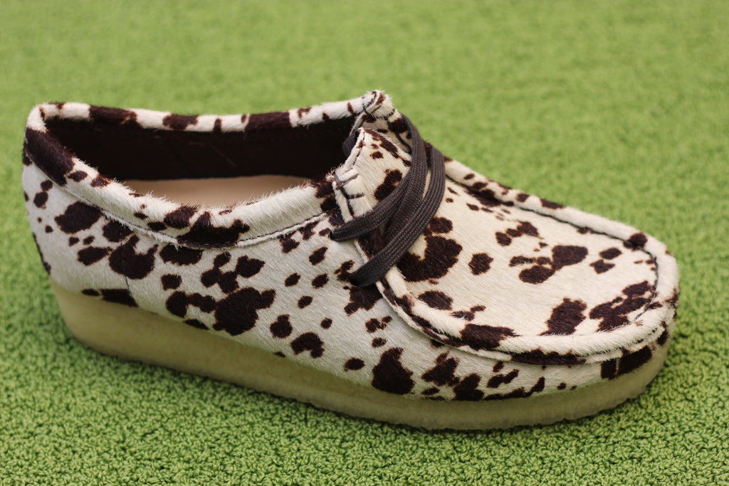 Women's Wallabee - Brown Cow Suede/Leather Side Angle View