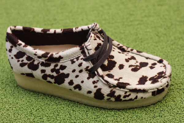 Women's Wallabee - Brown Cow Suede/Leather Side Angle View
