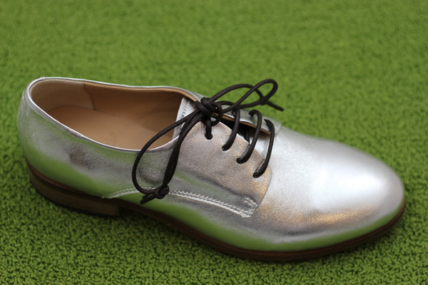 Women's GB010150 Oxford - Silver Metallic Leather Side Angle View