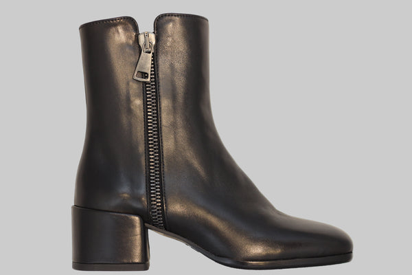Women's 21947 Zip Boot - Black Leather Side View