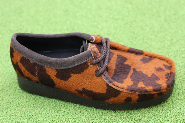 Women's Wallabee - Brown Cow Suede/Leather Side Angle View