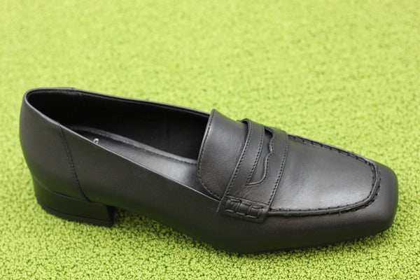 Womens Debbi Heel Loafer - Black Leather Side Angle View