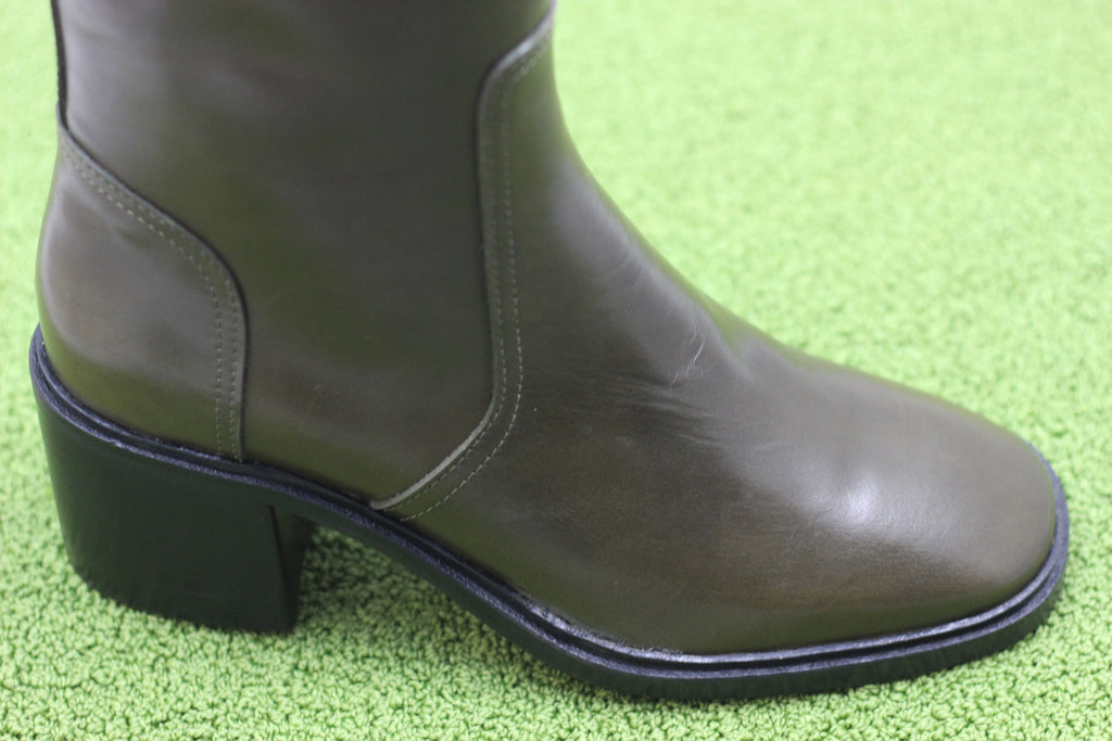 Women's 21562 Zip Boot - Botanic Leather Side Angle View