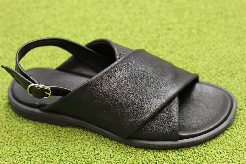 Women's 90952 Sandal - Black Leather Side Angle View