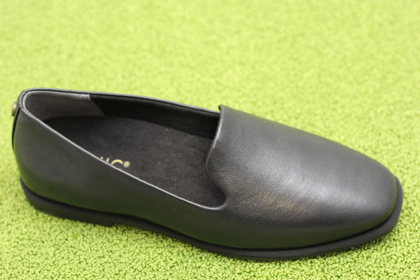 Vionic Women's Willa 2.0 Slip On - Black Leather Side Angle View