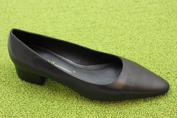 Intentionally Blank Women's Tradition Pump - Black Calf Side Angle View
